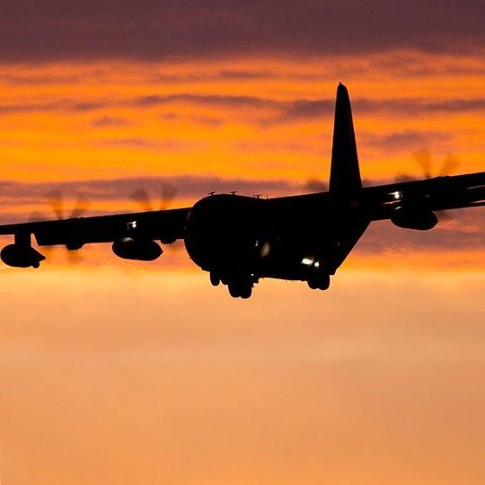 C-130飞机在日落降落